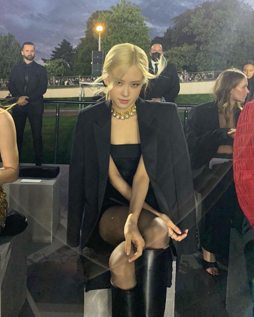 Rosé, with the background of the Eiffel Tower, a slender body…the existence is a luxury
