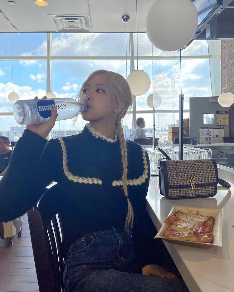 Rosé, with the background of the Eiffel Tower, a slender body…the existence is a luxury