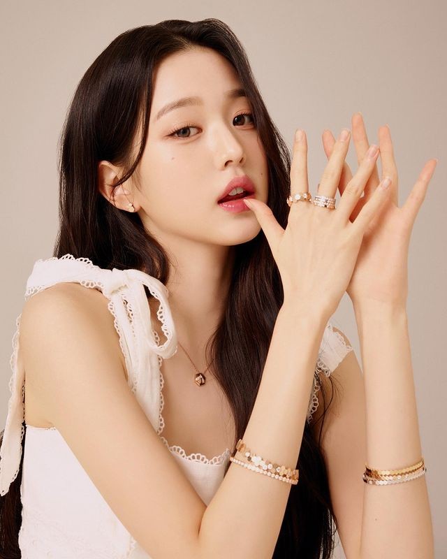 Jang Won-young, sweet visual... doll beauty
