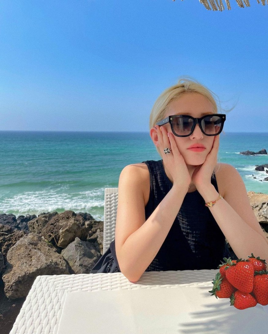 Jeon So-mi, I'm a person, I'm a doll. Liz renewed after blonde hair