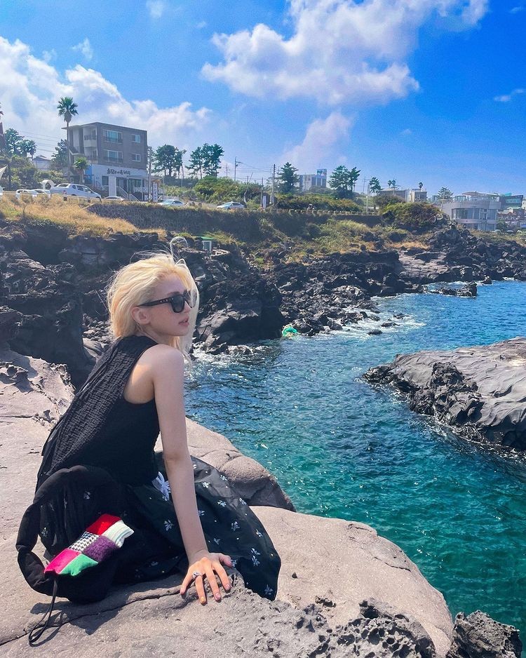 Jeon So-mi, I'm a person, I'm a doll. Liz renewed after blonde hair