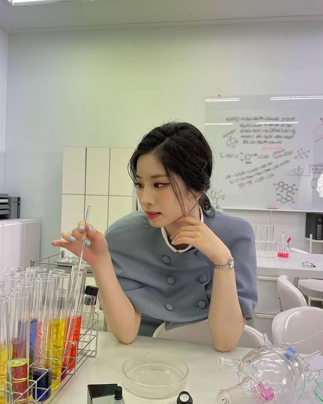 TWICE Dahyun, a fairy in a cape dress..Elegant loveliness
