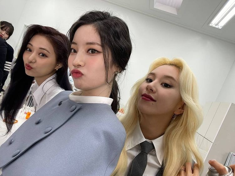 TWICE Dahyun, a fairy in a cape dress..Elegant loveliness