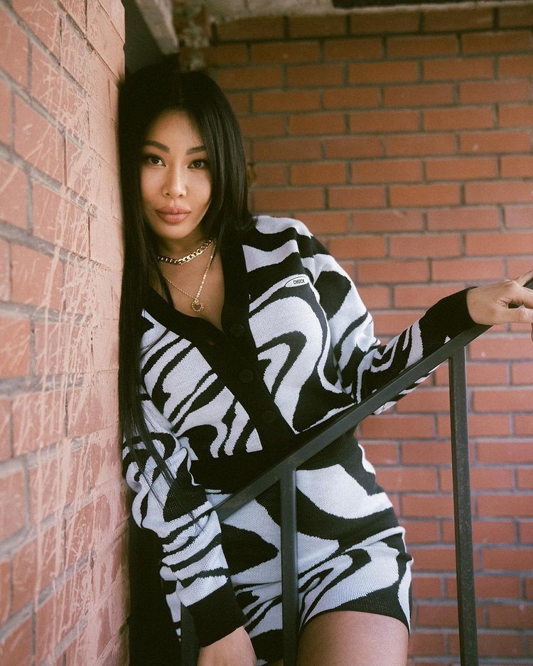 Jessi, volume + missing bottom sexy back