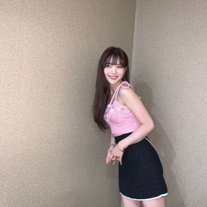 OH MY GIRL Hyojung, transformed into innocent long hair.. Pure manga female hero visual