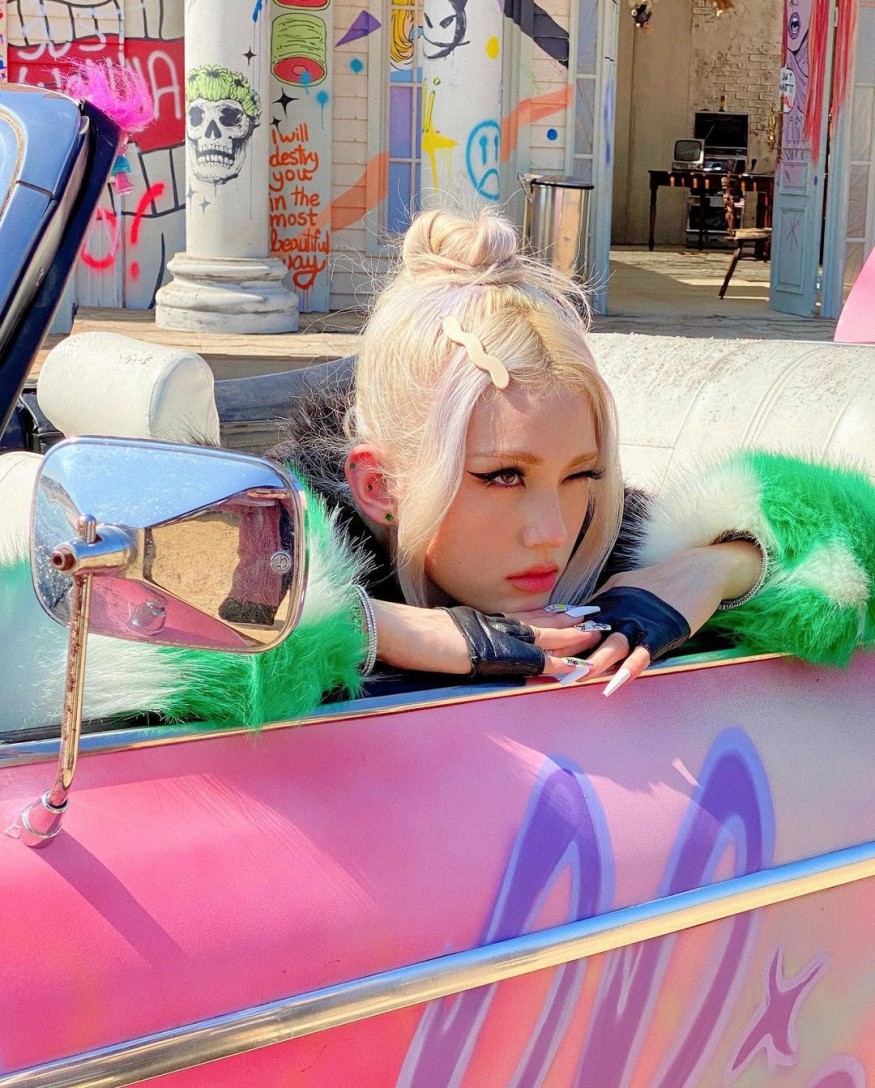 Jeon So-mi and Daddy Matthew filming MV.. Princess hugging position