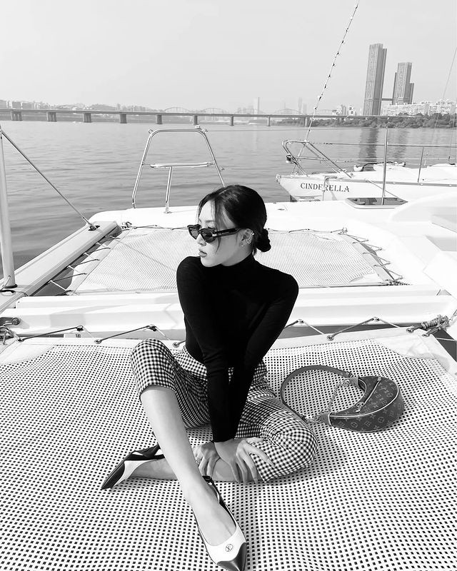 Hwa Sa releases new single 'Guilty Pleasure' visual film... 'Queen Hwa Sa' presence