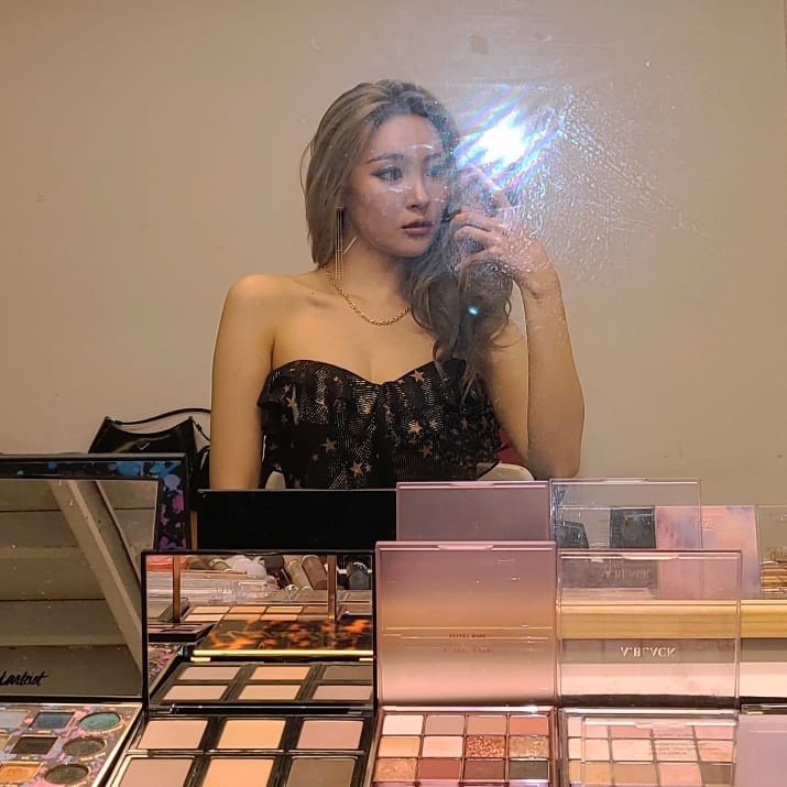 Sunmi shows off her voluptuous body in a dazzling dress...Sexy femme fatale