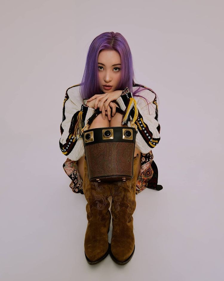 Sunmi shows off her voluptuous body in a dazzling dress...Sexy femme fatale