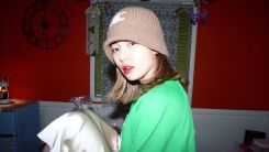 'DAWN ♥' HyunA, a somewhat naive posture on the table