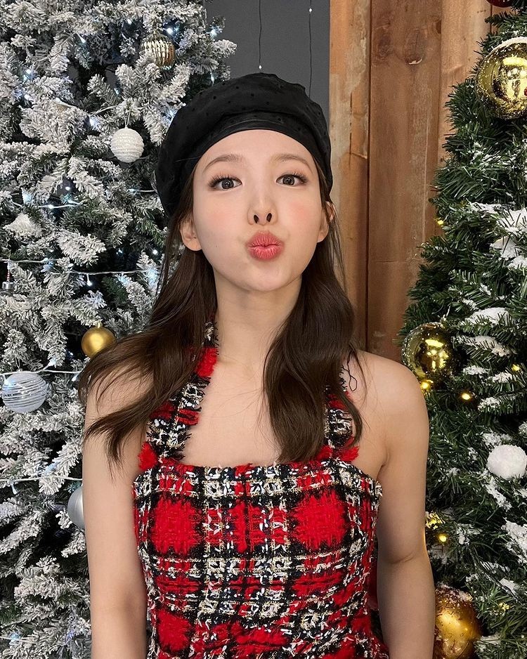 TWICE Nayeon transforms into a Christmas fairy... Charming smile