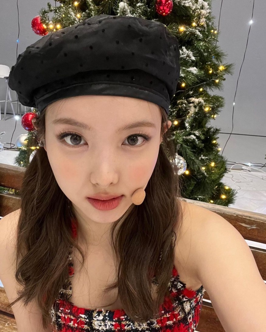 TWICE Nayeon transforms into a Christmas fairy... Charming smile