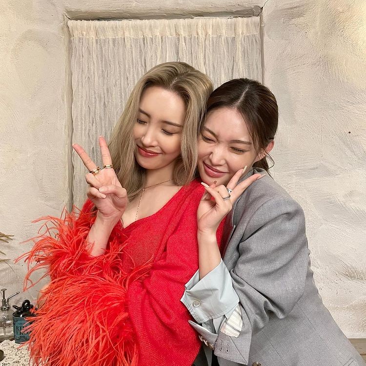 Chungha and Sunmi and their real sister chemistry.. hugging and kissing side