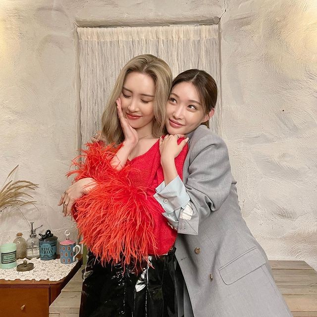 Chungha and Sunmi and their real sister chemistry.. hugging and kissing side