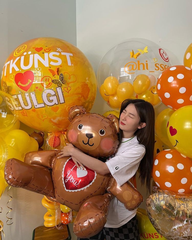 Red Velvet Seulgi, Bear Seulgi holding a bear balloon