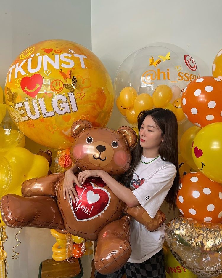 Red Velvet Seulgi, Bear Seulgi holding a bear balloon