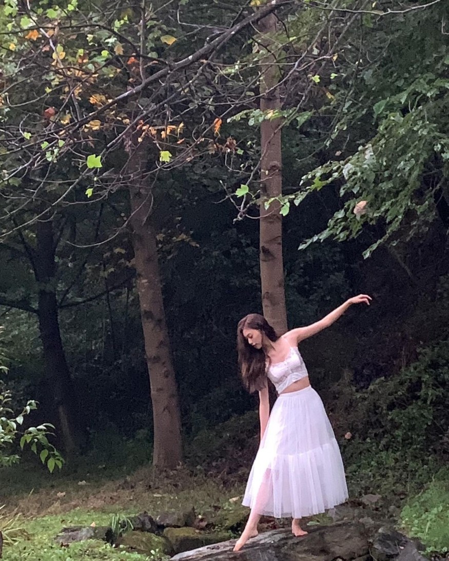 Kim Do-yeon, the mysterious figure of a fairy in the forest.. Innocence + neatness exceeded the limit