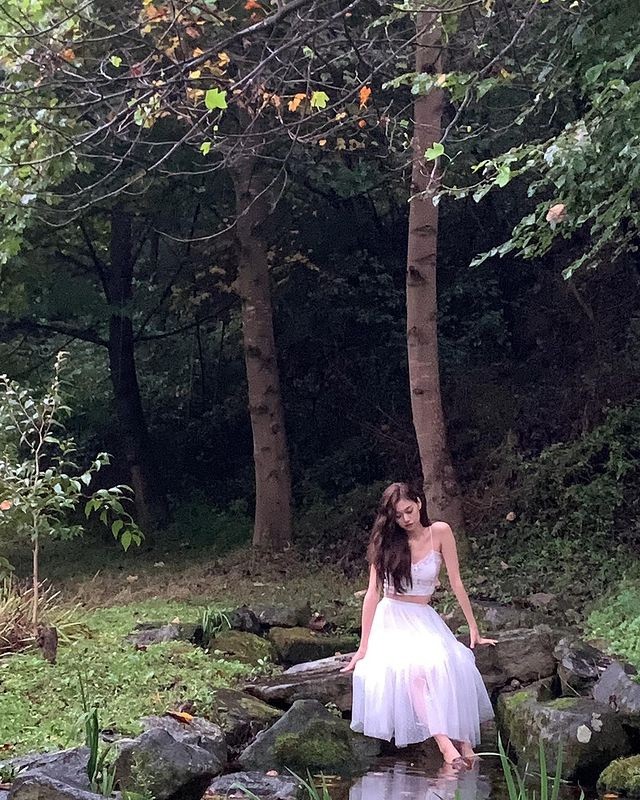 Kim Do-yeon, the mysterious figure of a fairy in the forest.. Innocence + neatness exceeded the limit