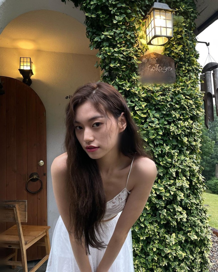 Kim Do-yeon, the mysterious figure of a fairy in the forest.. Innocence + neatness exceeded the limit