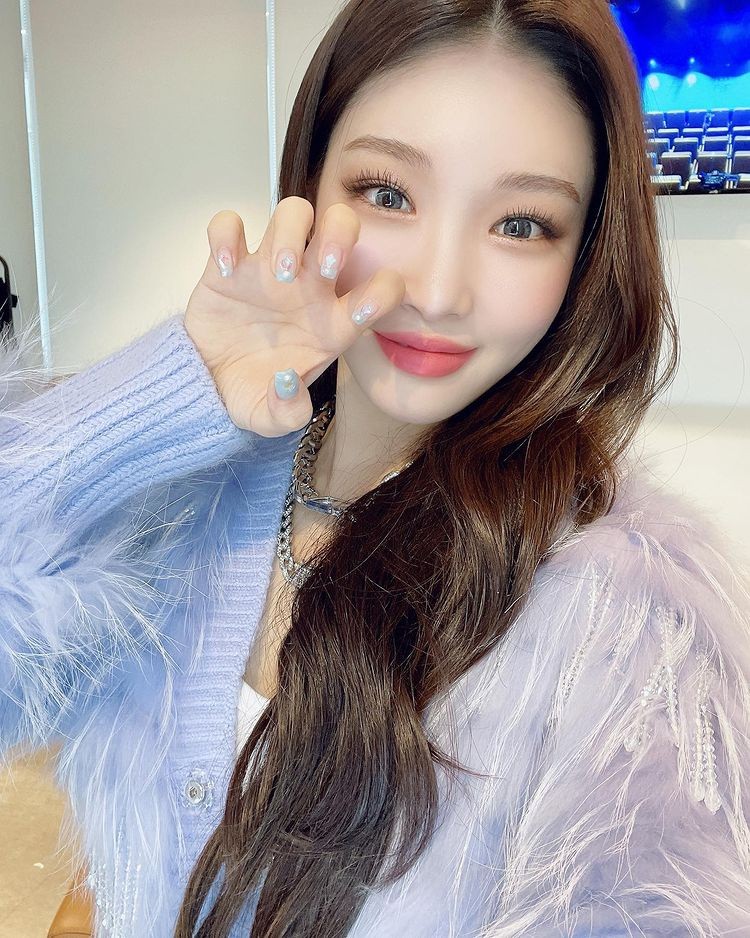 Chungha, alluring eyes.. Gorgeous visuals