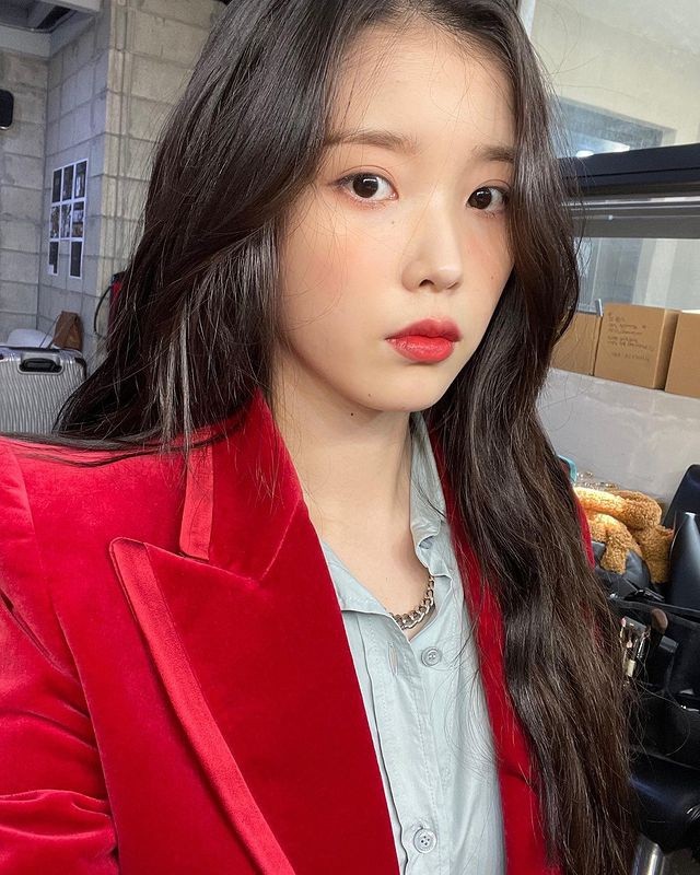 IU, the grand prize in the music category "I feel like I closed my 20s... With a new look in my 30s"