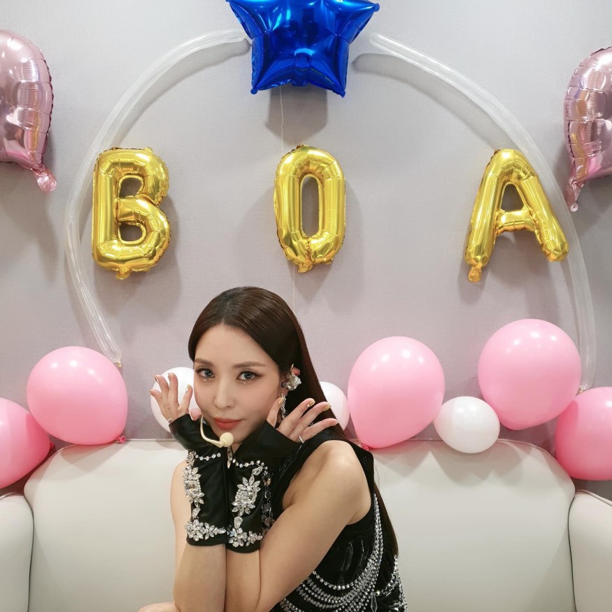 BoA, this cute three-fold.. Lovely dimpled smile