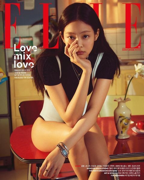 Jennie wears a crop top and has a healing time with her dogs