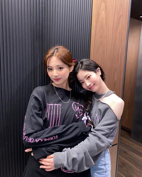 TWICE Tzuyu X Dahyun Posted a Side-by-Side Selca