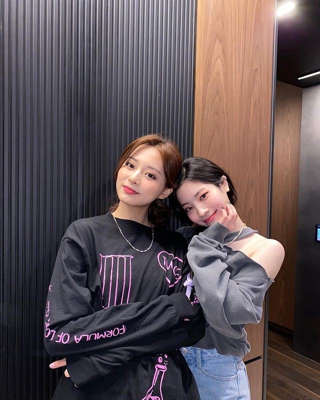 TWICE Tzuyu X Dahyun Posted a Side-by-Side Selca