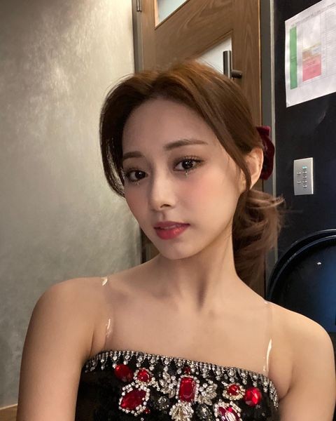 TWICE Tzuyu X Dahyun Posted a Side-by-Side Selca