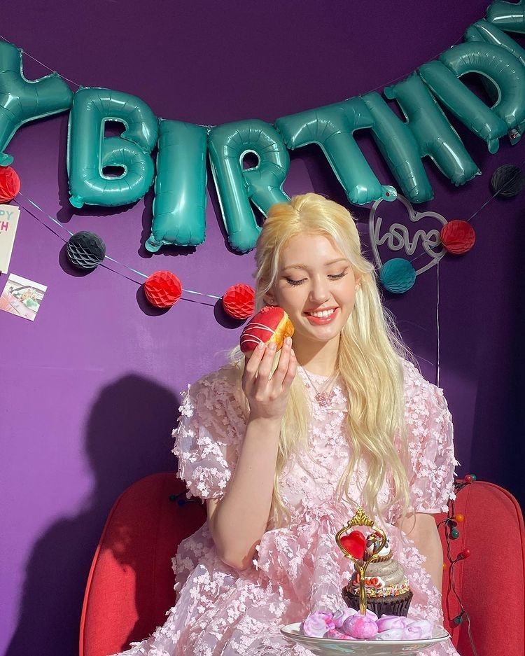 JEON SOMI's 22nd Exciting Birthday Party... It's a doll