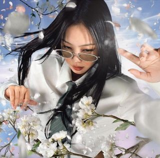 Jennie, glasses + sunglasses perfectly digested... Dress with volume