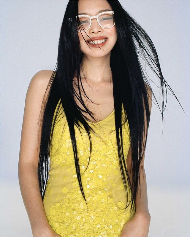 Jennie, glasses + sunglasses perfectly digested... Dress with volume