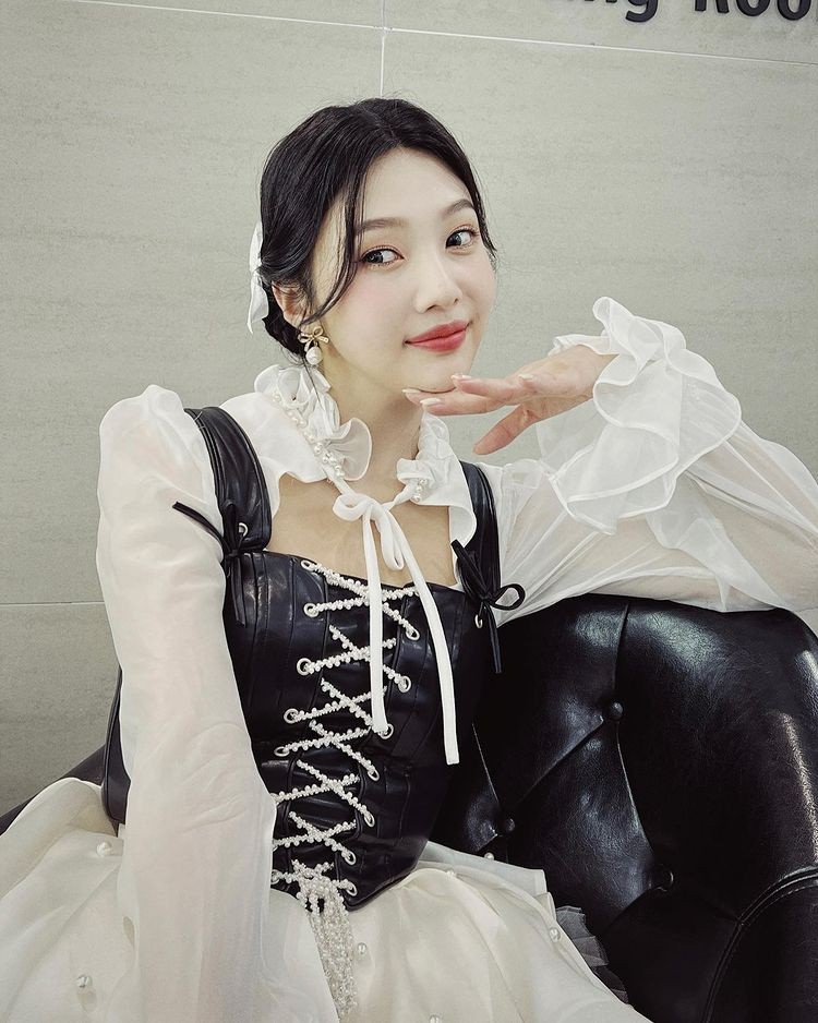 Red Velvet Joy Releases A Photo of Her Appearance on 'Music Bank'