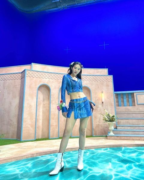Red Velvet Joy Releases A Photo of Her Appearance on 'Music Bank'