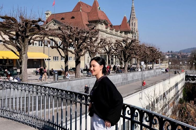 Hwasa Displays Parisian Chic Style