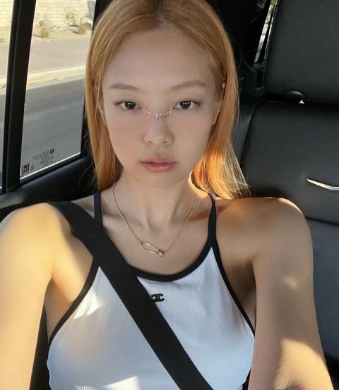 Jennie reveals her collarbone in a luxury top