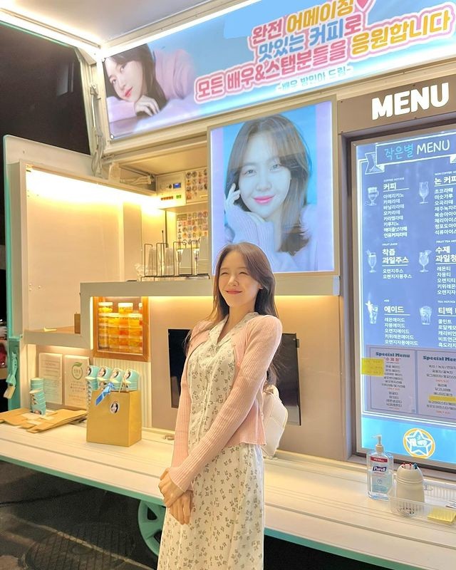 Minah, sexy clavicle line... A goddess full of innocence
