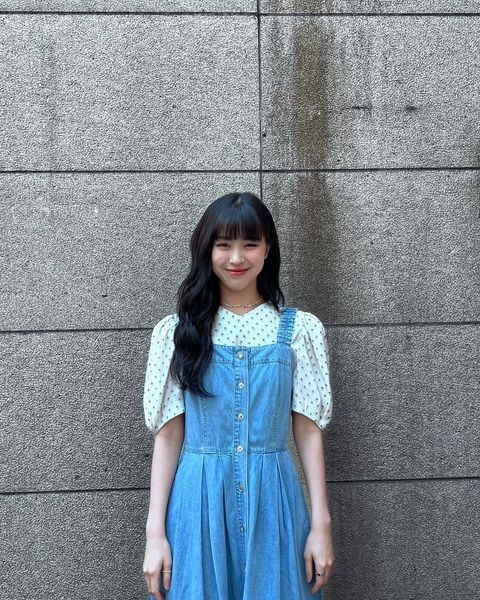 ITZY Ryujin, wearing a retro sensibility blue dress and showing off her innocent charm