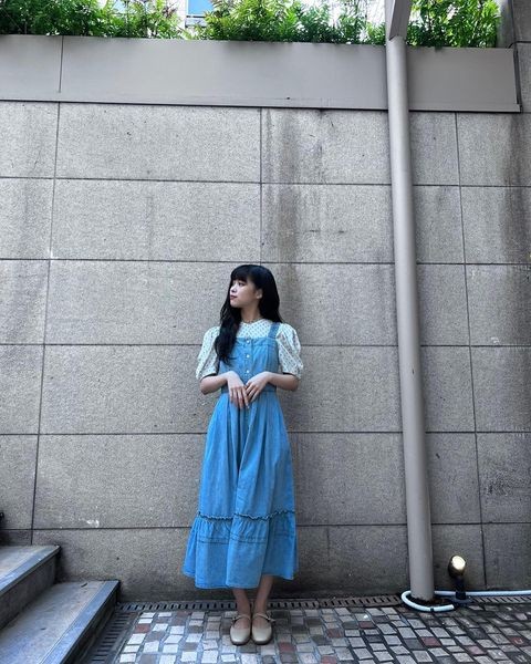 ITZY Ryujin, wearing a retro sensibility blue dress and showing off her innocent charm
