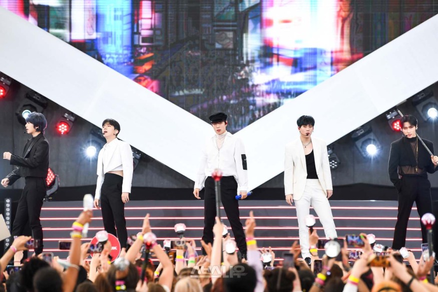 MONSTA X starts a full-fledged US tour from today... From New York to LA