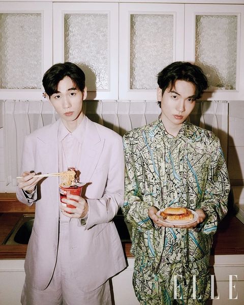 Sunmi releases a pictorial with her two warm brothers