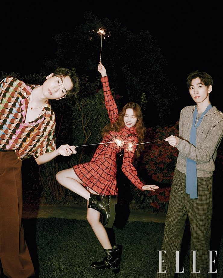 Sunmi releases a pictorial with her two warm brothers
