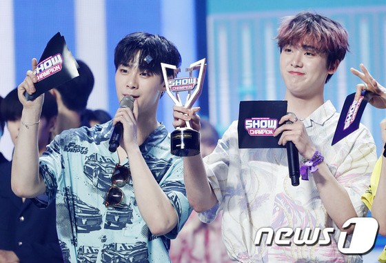 ASTRO Moon Bin, San-ha, automatic smile with joy at 1st place