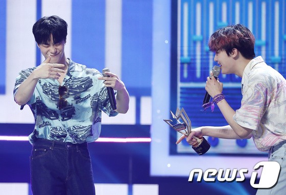 ASTRO Moon Bin, San-ha, automatic smile with joy at 1st place