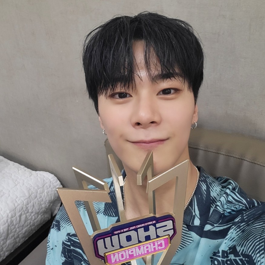 ASTRO Moon Bin, San-ha, automatic smile with joy at 1st place