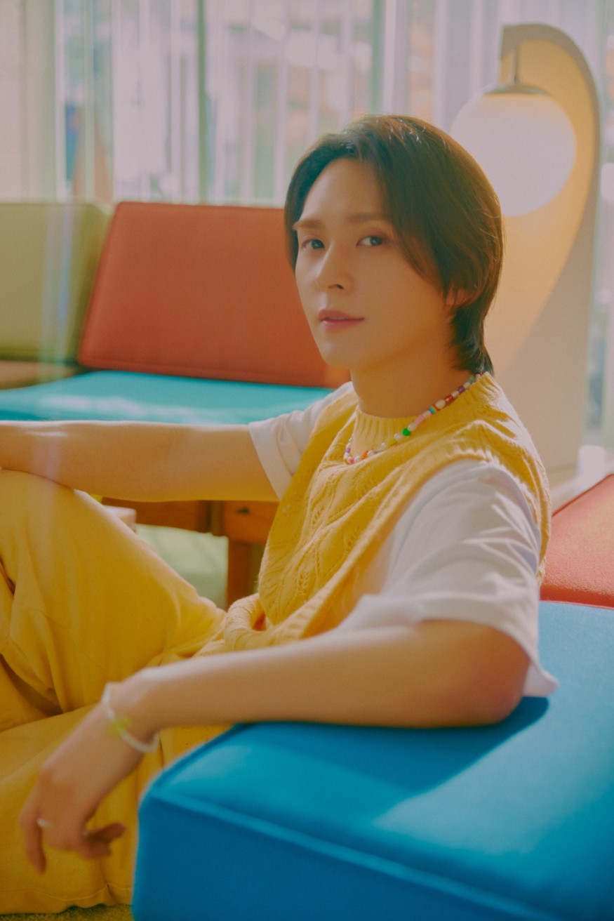 HIGHLIGHT Son Dong-woon Flaunts a Chill Vibe