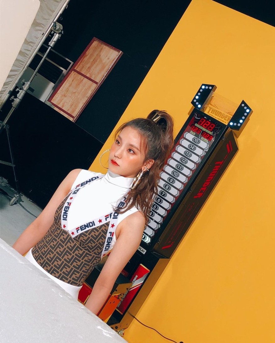 ITZY Yeji, wearing luxury company F, luxury beauty... Today is a sassy cat
