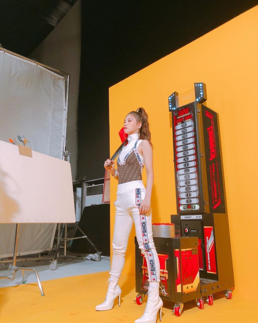ITZY Yeji, wearing luxury company F, luxury beauty... Today is a sassy cat