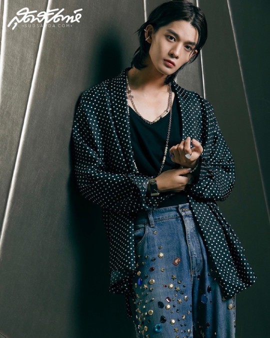 CIX Bae Jin Young adorned Thailand magazine with “Sawadi Kap~”